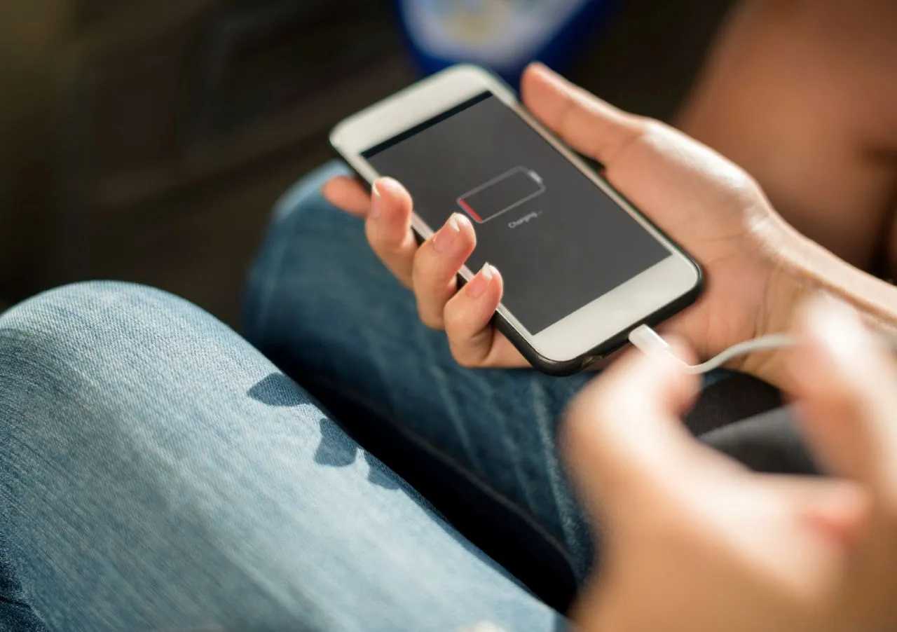 Phone Battery Draining Quickly: फोन की बैटरी तेजी से खत्म हो रही है? इन आम गलतियों से बचें और बैटरी बचाएं