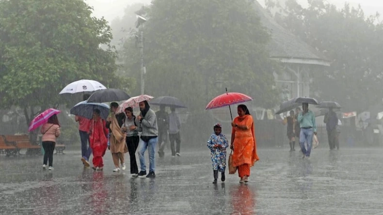 दिल्ली-यूपी और छत्तीसगढ़ में आंधी-बारिश ने मचाई तबाही, 10 की मौत, इन 8 राज्यों में गिरेंगे ओले
