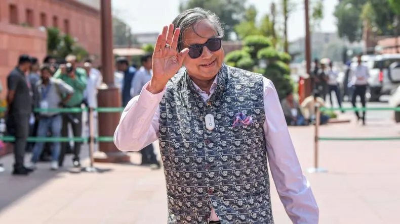 शशि थरूर के नेतृत्व वाला डेलिगेशन दिल्ली से रवाना, अमेरिका समेत 5 देशों में जाकर खोलेगा पाकिस्तान की पोल