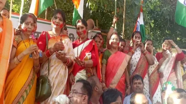 पीएम मोदी का पटना में भव्य रोड शो: हाथ में सिंघोरा और मांग में सिंदूर भरकर महिलाओं ने किया स्वागत!