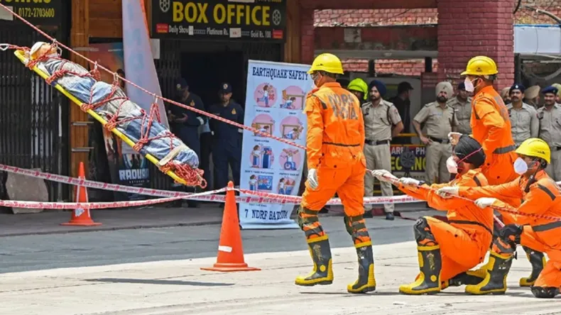 पंजाब-हरियाणा समेत 6 राज्यों में मॉक ड्रिल, ब्लैकआउट से पाकिस्तान में खौफ!