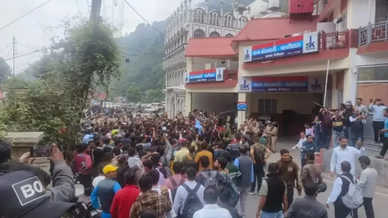 नैनीताल में हिंदू बच्ची से बलात्कार के बाद कोहराम, भीड़ के आक्रोश के सामने होटल इंडस्ट्री सब ठप, मस्जिद पर बुलानी पड़ी फोर्स