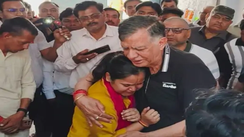 पहलगाम में मारे गए शुभम के घर पहुंचे सतीश महाना, विधवा पत्नी के छूने लगे पैर फिर भावुक होकर गले से लगाया, बोले बदला पूरा हुआ बेटी