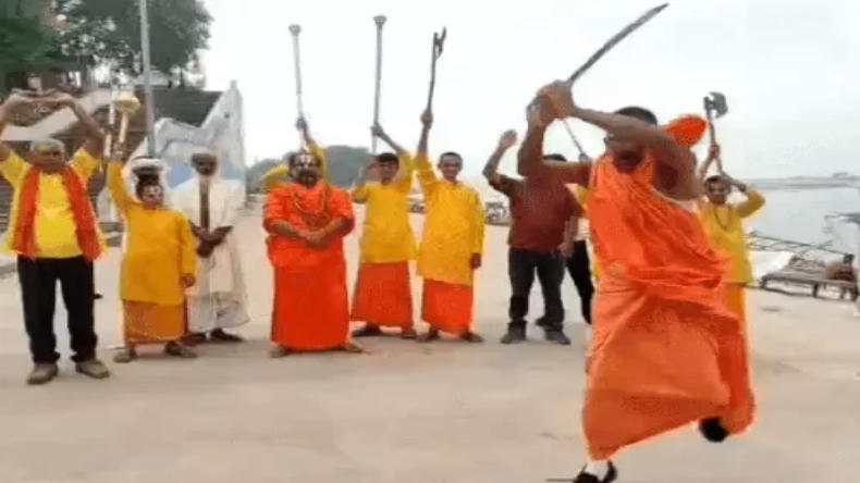 गंगा तट पर साधु-संतों ने शुरू किया शस्त्र अभ्यास, बोले मोदी के एक आदेश से पाकिस्तान की ओर कूच करेंगे