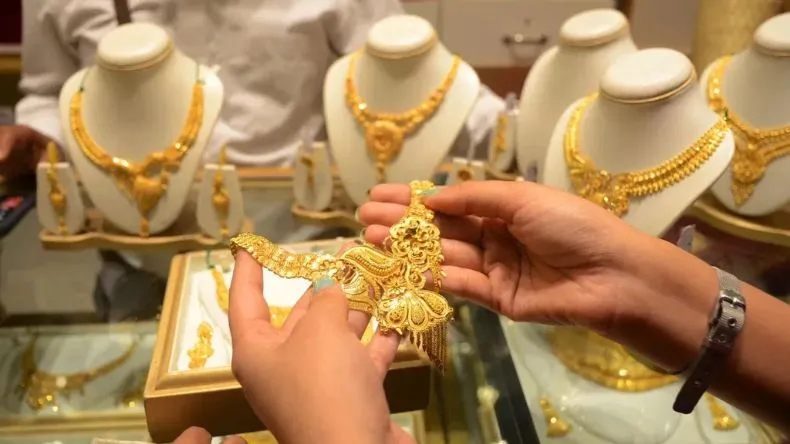 दिल्ली में गोल्ड की कीमतों में रिकॉर्ड उछाल, चार दिनों में 2,760 रुपये की तेजी, चांदी 1 लाख के पार