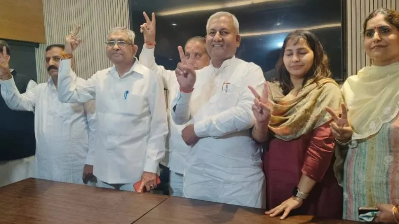 दिल्ली में AAP को बड़ा झटका, 15 पार्षदों ने इस्तीफा देकर बनाई इंद्रप्रस्थ विकास पार्टी, मुकेश गोयल होंगे नए नेता