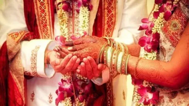 शारीरिक संबंध बनाने से पत्नी ने किया इनकार, पति हुआ आगबबूला, सिर पर दे मारा पत्थर…अब हुआ खेल!