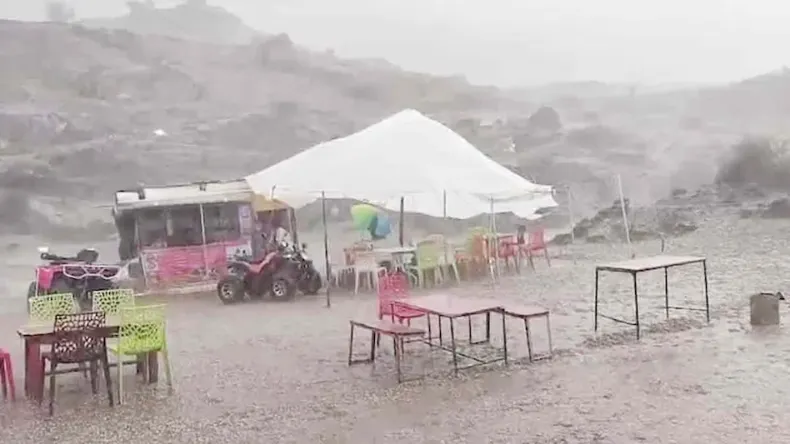 Uttarakhand: चमोली में मूसलाधार बारिश ने मचाई तबाही, पीपलकोटी में गाड़ियां मलबे में फंसी, जोशीमठ-औली में भी संकट