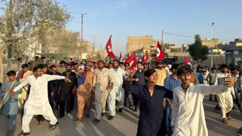 पाकिस्तान में पानी के लिए मचा हाहाकार, सिंध में गृह मंत्री का घर जलाया, बंदूकें लेकर आए प्रदर्शनकारियों की पुलिस से झड़प
