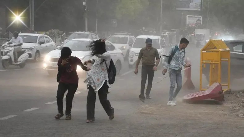 दिल्ली में आंधी-बारिश ने किया बेहाल, हिमाचल में फटा बादल, समय से पहले केरल पहुंचा मानसून