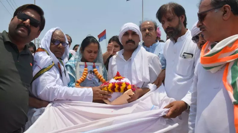 फफकती रहीं पत्नी! शुभम की अस्थियां विसर्जित कर रो पड़े पिता, विसर्जन के दौरान पाकिस्तान के खिलाफ फूटा आक्रोश