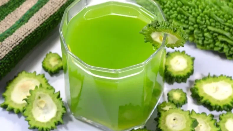 डायबिटीज से लेकर स्किन तक… शुगर के मरीज को करेले का जूस कब पीना चाहिए?