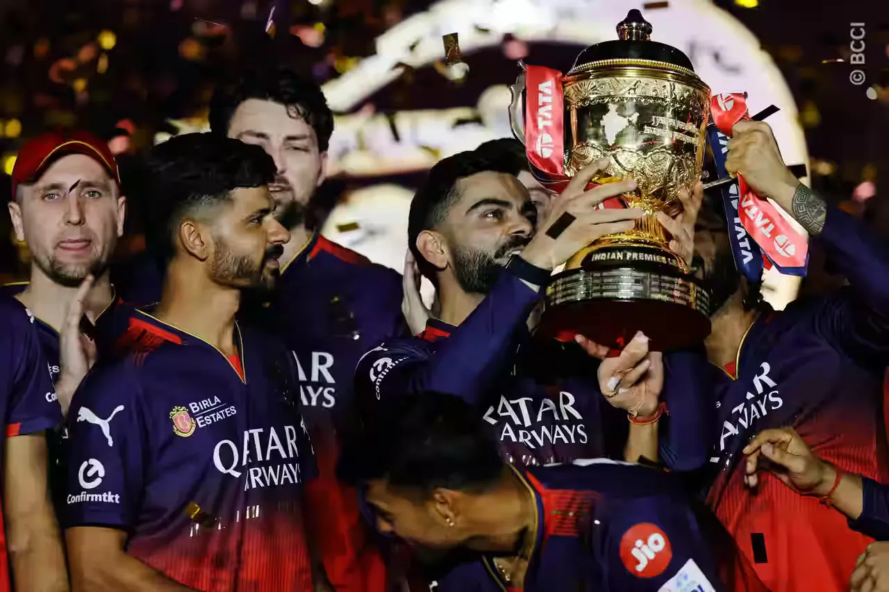 आईपीएल 2025: पहली बार ट्रॉफी जीतने पर आरसीबी का जश्न, स्टेडियम में मनी दिवाली जैसी खुशियां.