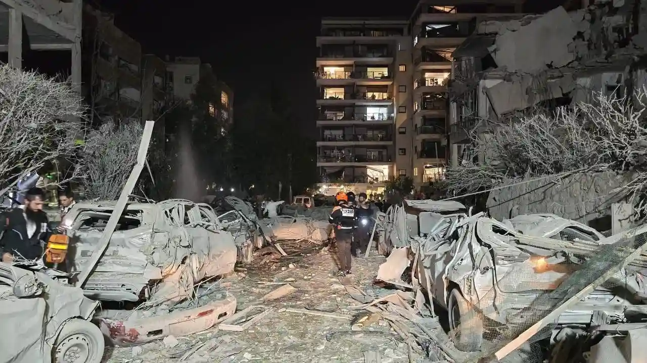 Israel Iran War Latest Updates: इजरायल-ईरान जंग में काल के गाल में समा गए सैंकड़ों लोग, सामने आई चौंकाने वाली रिपोर्ट, हर किसी की आंखें हो जाएंगी नम