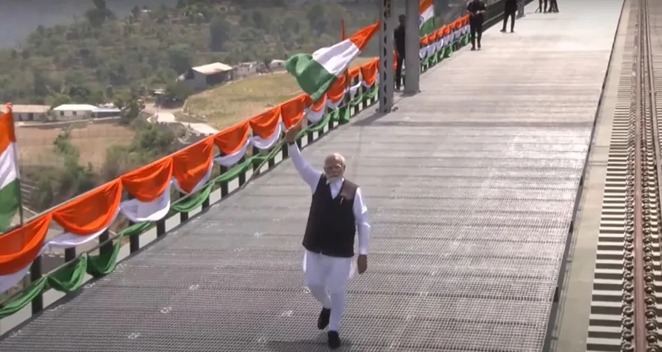 चिनाब ब्रिज: कश्मीर की ओर इंजीनियरिंग की अद्भुत उड़ान — तस्वीरों में जानें इसकी अनोखी खूबियां