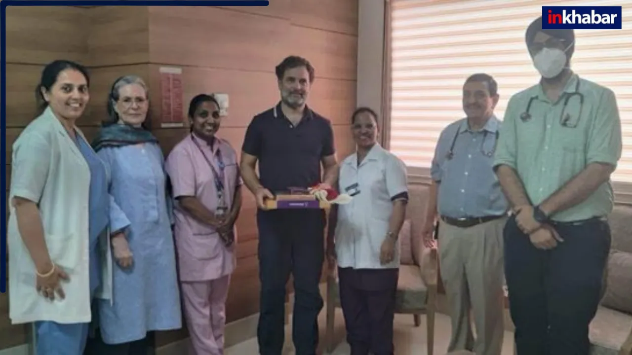 सोनिया गांधी हुईं डिस्चार्ज, राहुल गांधी और डॉक्टरों के साथ फोटो आई सामने…पेट में संक्रमण की समस्या के कारण हुई थीं भर्ती