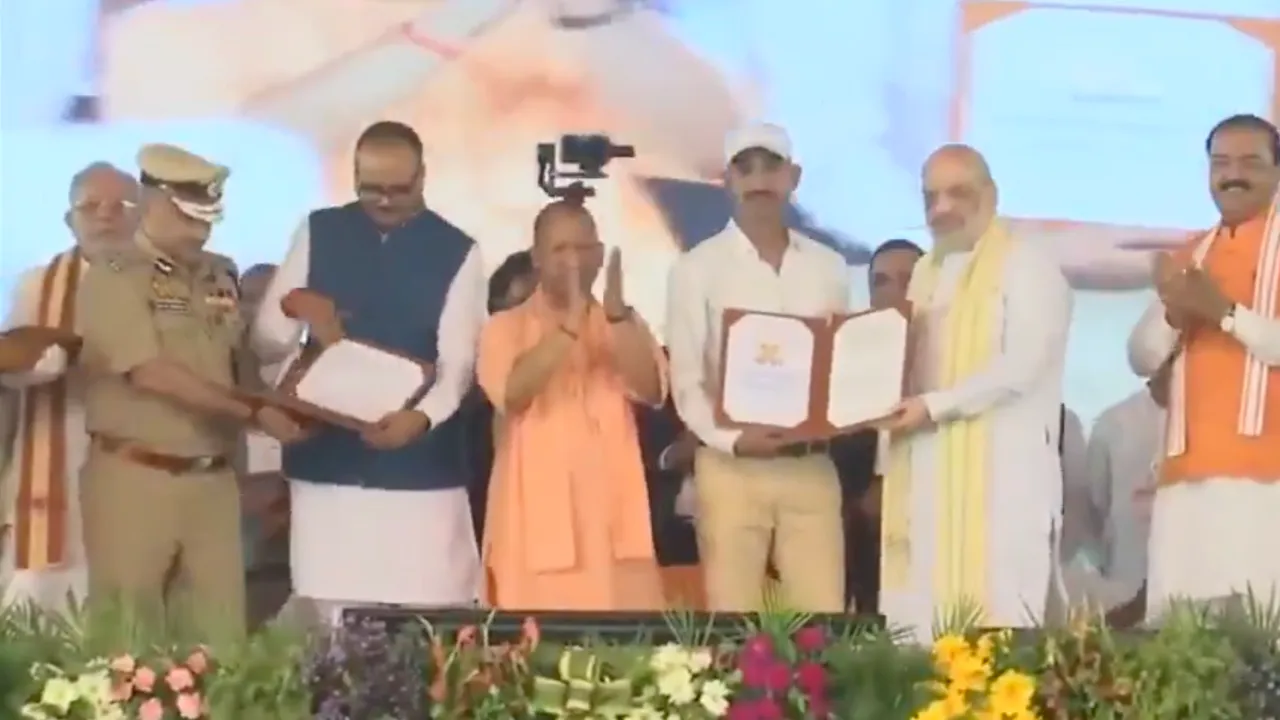 CM Yogi ने 60,244 नवचयनित कांस्टेबलों को सौंपा नियुक्ति पत्र, अमित शाह भी रहे मौजूद