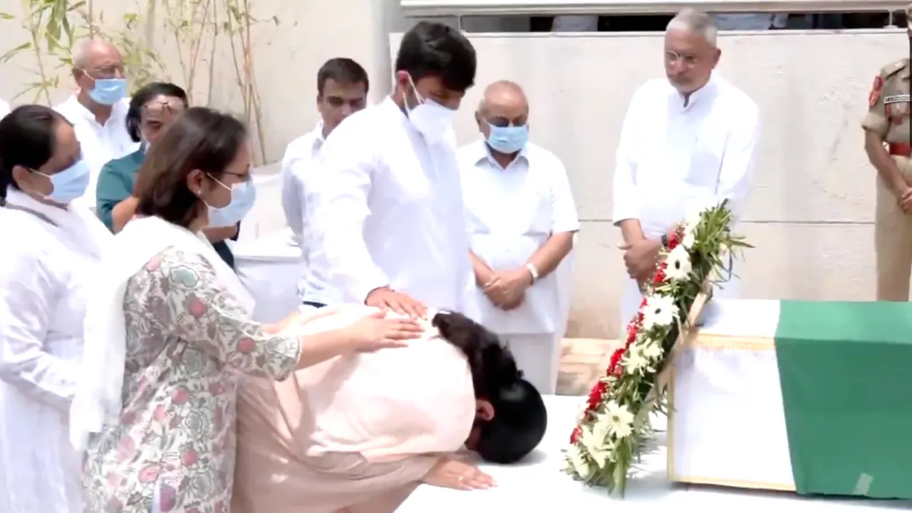 उदास चेहरे नम आंखें…विजय रूपाणी को अंतिम विदाई देते वक्त फफक पड़ी पत्नी अंजलि, Video देख पसीज जाएगा सबका कलेजा