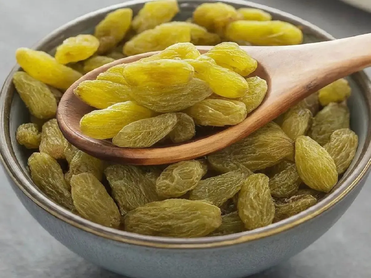 Benefits of raisins : किशमिश (रेसिन्स) के 7 अद्भुत फायदे जिन्हें आप नहीं जानते ।