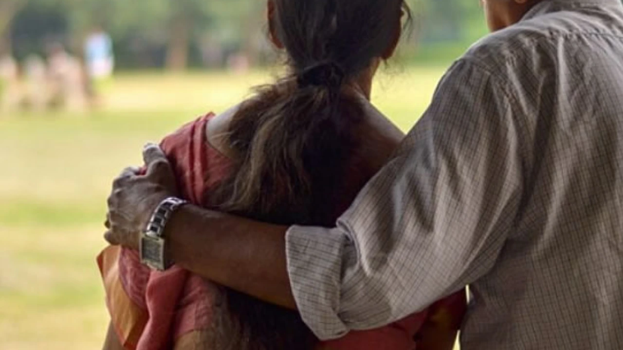 एक और सास ने कर दिया कांड, दामाद को लेकर हो गई रफूचक्कर, पत्नी बोली- साहब! मेरी मौसी रोज…