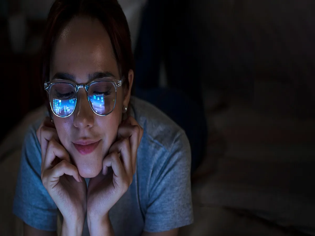 Avoid Scrolling Your Phone at Night?: रात में फ़ोन स्क्रॉल करने से बचें तो क्या होगा? जानिए 7 स्वास्थ्य लाभ