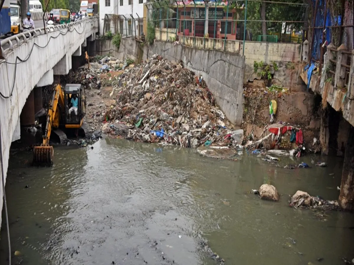 मानसून के मौसम में अधिकांश भारतीय सड़कों पर गड्ढे क्यों दिखाई देते हैं?
