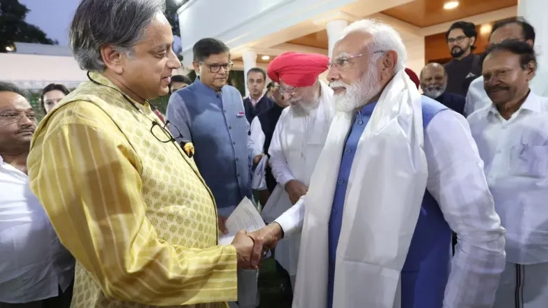 दुनियाभर में शशि थरूर के नेतृत्व में पाकिस्तान हुआ बेनकाब, अब पीएम मोदी के साथ हुई मुलाकात, थरूर ने बताया कैसी रही बातचीत