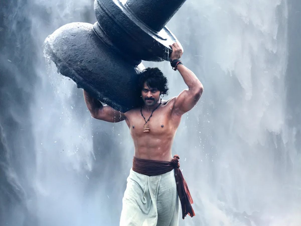 सैटेलाइट शंकर: इस फिल्म में एक पात्र को भगवान शिव से जुड़े एक उपकरण का उपयोग करके सैनिकों को उनके प्रियजनों से जोड़ने के लिए दिखाया गया है, जो लोगों को जोड़ने में भगवान की भूमिका पर प्रकाश डालता है।